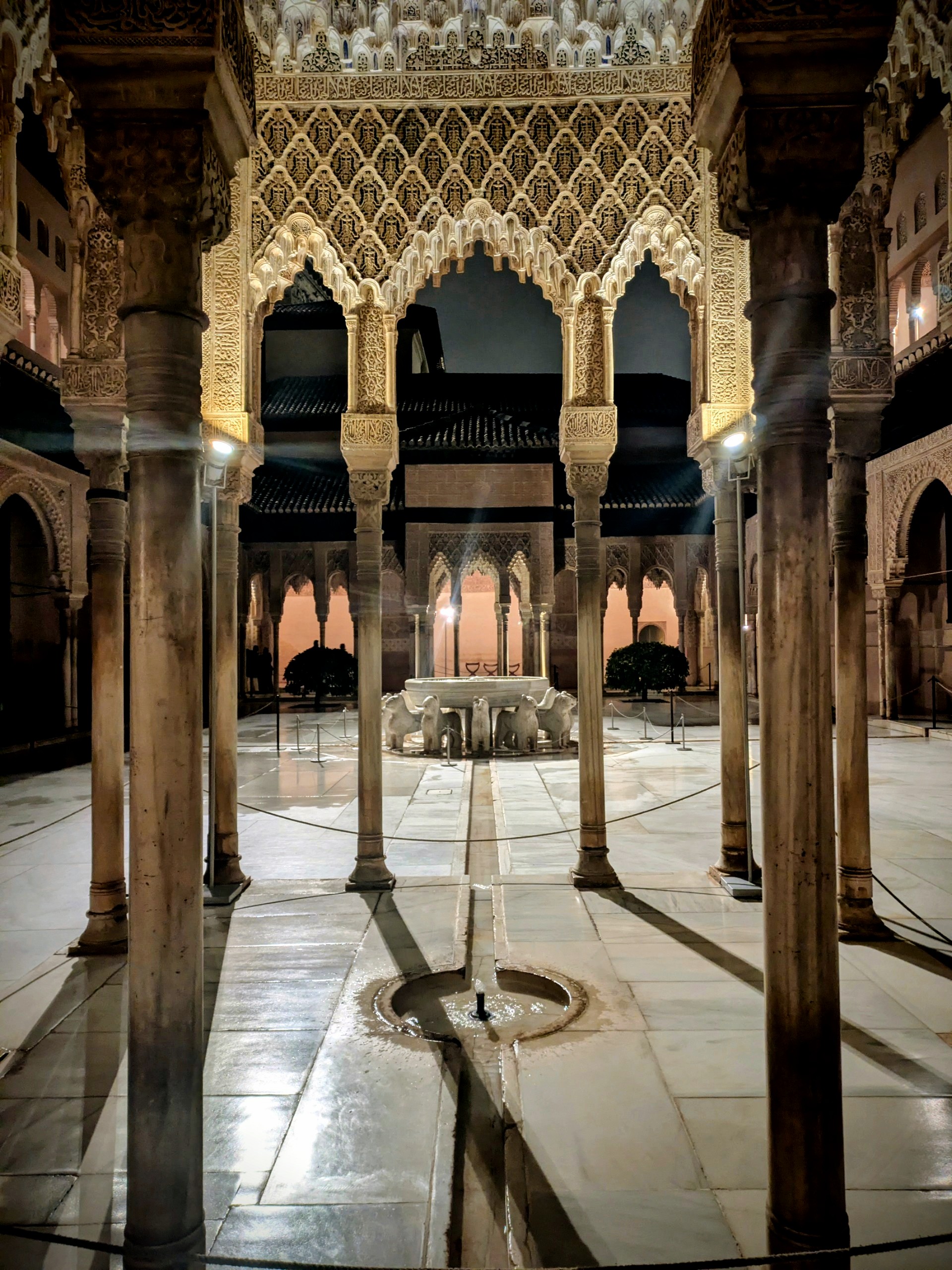 ¿Es buena idea visitar La Alhambra de noche?